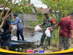 Babinsa Pandawan Dampingi Bupati HST Tinjau Banjir Berkepanjangan di Kayu Rabah