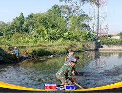 Maksimalkan Pasokan Air Pertanian, Babinsa Karangsari Dan Poktan Margomulyo Bersihkan Saluran Irigasi