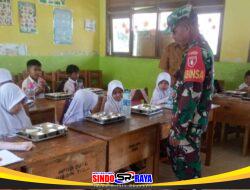 Babinsa Koramil 1009-01/Jorong Kawal Pelaksanaan Dan Pantau Pelaksanaan MBG Di SDN 1 Jorong