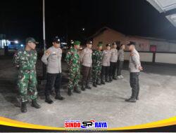 Jaga Keamanan Lingkungan, Anggota Koramil 05/Pemangkat Bersama Polsek Semparuk Laksanakan Patroli