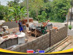 Wujud Kemanunggalan, Babinsa Bence Gotong Royong Bangun RTLH Kediaman Bapak Samiri