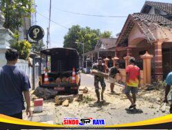 Babinsa Karangtengah, Sigap Bantu Evakuasi Rumah Warga Tertimpa Pohon Tumbang Akibat Angin Kencang