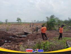 Pencegahan Kebakaran Meluas, Koramil 06/Selakau Kerahkan Personel Padamkan Api