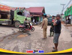 Sempat Terjadi Macet Di Jalan Desa, Babinsa Koramil 1009-03/Kurau Bantu Perlancar Arus Kendaraan