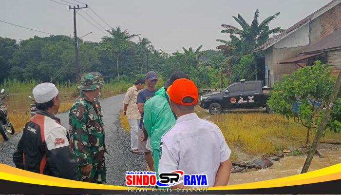 Hujan Lebat Semalam Suntuk, Babinsa Koramil 1009-02/Pelaihari Laksanakan Patroli Wilayah