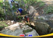 Cegah Banjir Musim Hujan, Babinsa Ngaringan Gotong Royong Bersihkan Gorong-Gorong