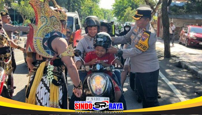 Unik ! Polres Blitar Kota Terjunkan Gatotkaca dan Werkudara Sosialisasikan Ops Keselamatan Semeru 2026