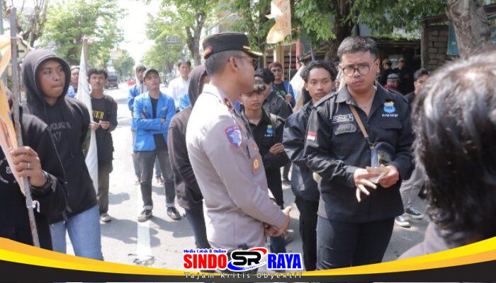 Polres Lamongan Berikan Pelayanan Humanis, Aksi Unjuk Rasa PC PMII di DPRD Kondusif