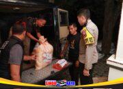 Polres Jember Salurkan Bantuan Sembako Untuk Warga Terdampak Banjir di Desa Pakis