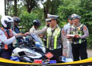 Polres Gresik Gencarkan Edukasi Keselamatan, Pengguna Jalan Tertib Dapat Cokelat