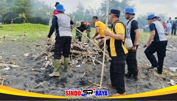 Peduli Lingkungan Jajaran Polres Jember Bersih-bersih Pantai Puger