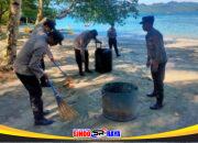 Gotong Royong Polres Trenggalek Bersihkan Area Pantai Mutiara Watulimo