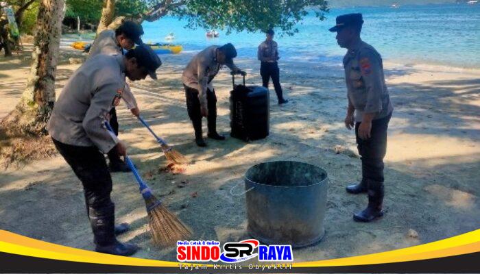 Gotong Royong Polres Trenggalek Bersihkan Area Pantai Mutiara Watulimo