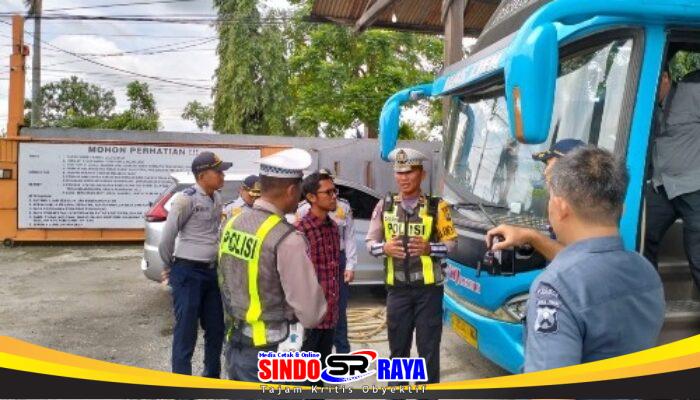 Untuk Keselamatan, Polres Lamongan Ramp Check Bus Pariwisata Jelang Harlah NU