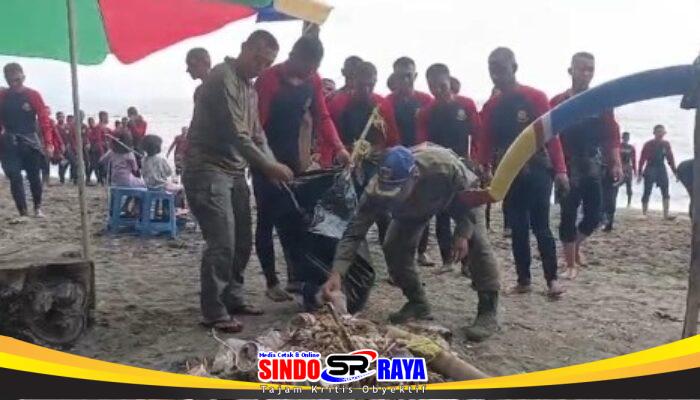 Arahan Presiden, Pusdik Brimob Polri Bersihkan Pantai Pasir Putih Situbondo
