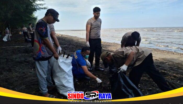 Gerakan Indonesia Asri : Polres Probolinggo Bersama Warga Percantik Destinasi Wisata Pantai