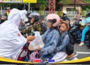 Polres Blitar Kota Edukasi Pengguna Jalan di Operasi Keselamatan Semeru Dengan Berbagi Sayur