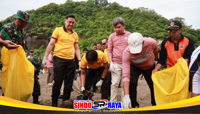 Polres Jember Laksanakan Gerakan Indonesia Asri Bersihkan Pantai Watu Ulo