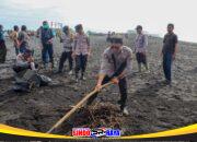 Polres Lumajang Gelar Aksi Bersih – bersih Wujudkan Pantai Watu Pecak Asri