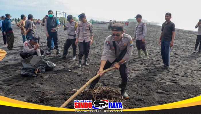 Polres Lumajang Gelar Aksi Bersih – bersih Wujudkan Pantai Watu Pecak Asri