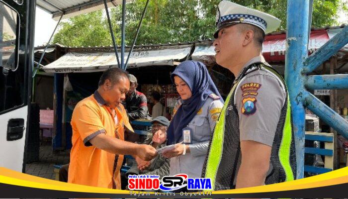 Upaya menekan Kecelakaan Satlantas Polres Pasuruan Gelar Ramp Check Angkutan Umum di Terminal Pandaan