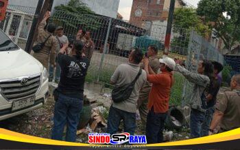 Nekat! Tiang WiFi Ilegal 7 Meter di Surabaya Ancam Keselamatan Warga