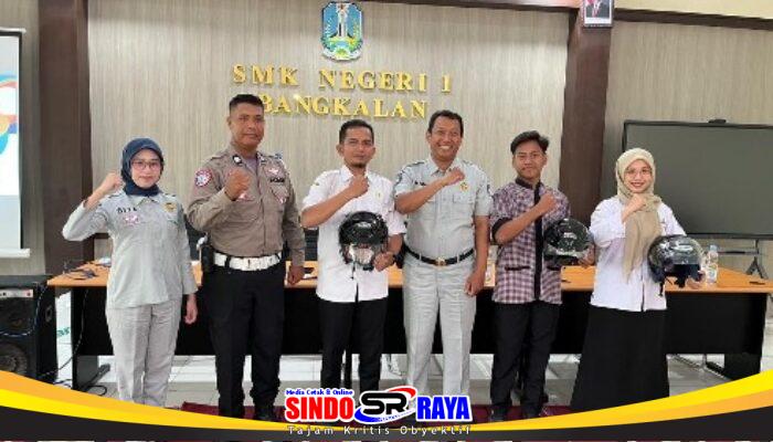 Operasi Keselamatan Semeru 2026, Satlantas Polres Bangkalan Edukasi Pelajar dan Bagikan Helm Gratis