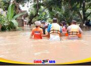 Polres Jember Evakuasi Korban Banjir di Rambipuji Pastikan Bantuan Tersalurkan