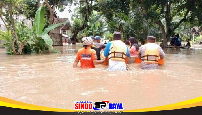 Polres Jember Evakuasi Korban Banjir di Rambipuji Pastikan Bantuan Tersalurkan