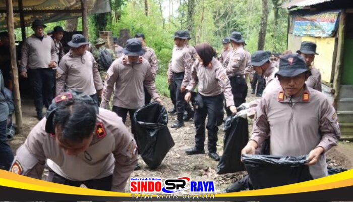 Gerakan Indonesia ASRI : Polres Magetan Gelar Korve di Jalur Pendakian Gunung Lawu