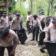 Gerakan Indonesia ASRI : Polres Magetan Gelar Korve di Jalur Pendakian Gunung Lawu
