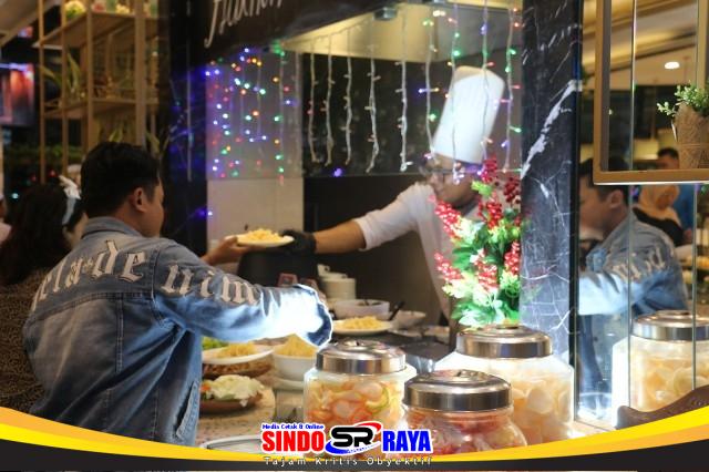 Suasana Live Cooking dan interaksi tamu saat berbuka puasa di Leedon Hotel dan Suites Surabaya.