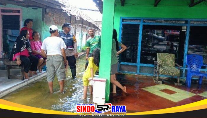Polresta Sidoarjo Salurkan Bantuan Sembako Untuk Warga Terdampak Banjir di Dusun Dodokan