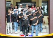 Kapolres Bangkalan AKBP Wibowo berfoto bersama jajaran pengurus KWI dalam agenda sinergi Polres Bangkalan dan KWI.