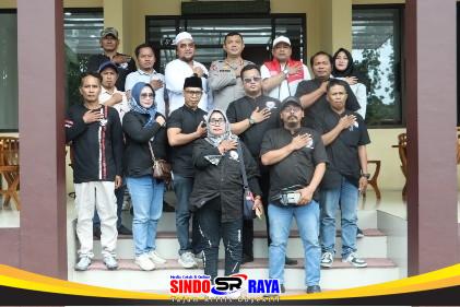Kapolres Bangkalan AKBP Wibowo berfoto bersama jajaran pengurus KWI dalam agenda sinergi Polres Bangkalan dan KWI.