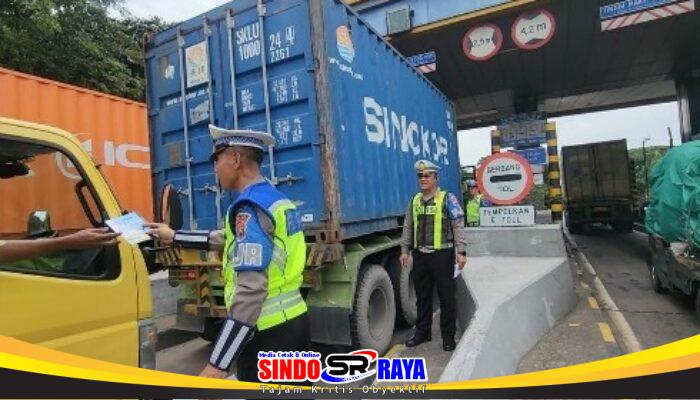 Polda Jatim Tertibkan Truk dan Bus yang Nekat Pakai Lajur Kanan