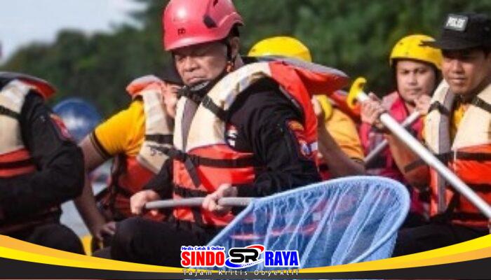 Polrestabes Surabaya Bersihkan Aliran Kali Jembatan Merah Dalam Gerakan Nasional ASRI