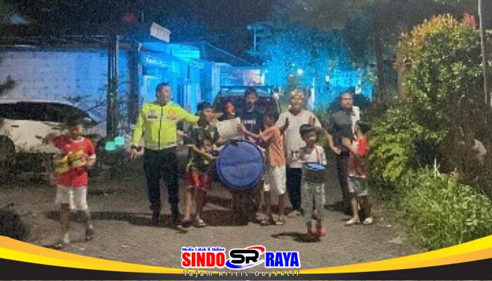 Momen Hangat Satlantas Polres Pasuruan Ikut ‘Gugah-Gugah Sahur’ Bareng Pemuda, Ini Tujuannya
