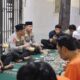 Kapolrestabes Surabaya Kombes Pol Luthfi Sulistiawan duduk lesehan buka puasa bersama tahanan.
