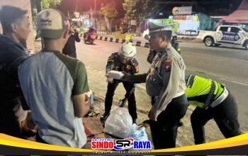 Satlantas Polres Sumenep Gelar Sahur On The Road, Bagi Makanan dan Edukasi Tertib Lalu Lintas
