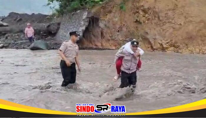Aksi Heroik Polisi di Lumajang Gendong Siswa SD Seberangi Lahar Dingin Semeru