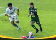 Gali Freitas Persebaya Surabaya dribel bola lawan PSM Makassar di GBT.