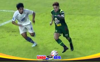 Gali Freitas Persebaya Surabaya dribel bola lawan PSM Makassar di GBT.