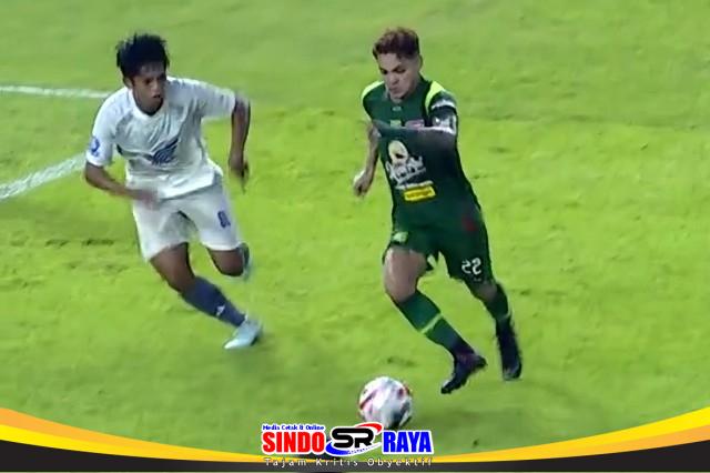 Gali Freitas Persebaya Surabaya dribel bola lawan PSM Makassar di GBT.