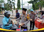 Polres Situbondo Bersama Insan Pers Berbagi Takjil Ratusan Bungkus Habis Dalam 10 Menit