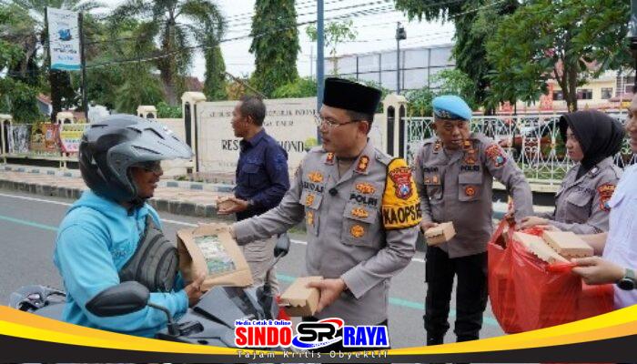 Polres Situbondo Bersama Insan Pers Berbagi Takjil Ratusan Bungkus Habis Dalam 10 Menit