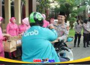 Polres Bangkalan dan Bhayangkari Turun ke Jalan, Bagikan 200 Takjil di Ramadhan 1447 H