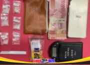 Barang bukti pengedar sabu di Gajahbendo berupa 3,764 gram sabu, timbangan elektrik, dan uang tunai Rp600 ribu yang diamankan Polres Pasuruan.