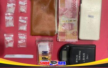Barang bukti pengedar sabu di Gajahbendo berupa 3,764 gram sabu, timbangan elektrik, dan uang tunai Rp600 ribu yang diamankan Polres Pasuruan.