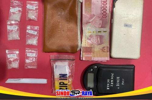 Barang bukti pengedar sabu di Gajahbendo berupa 3,764 gram sabu, timbangan elektrik, dan uang tunai Rp600 ribu yang diamankan Polres Pasuruan.